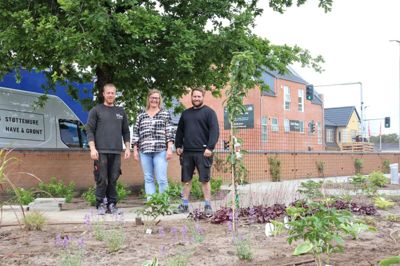 Morten Emborg (t.v.) har sammen med Alex Kvist Nielsen plantet de flere hundrede planter og blomster i den nye sansehave hos Connie Farsinsen på plejecentret Engparken. Foto: Michael Holmgaard Christiansen