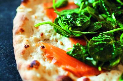 Spinatpizza med røget laks og hvidløg Foto: Tina Axelsson