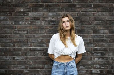 Frederikke Marciniak har fået utallige positive henvendelser fra både bekendte og fremmede, efter hun har medvirket i en tv-serie, hvor seerne kommer helt tæt på forvandlingen fra mand til kvinde. - Der er rigtig mange, der skriver til mig, at jeg er smuk, og det gør mig selvfølgelig rigtig glad. Jeg er bare vildt dårlig til at tage i mod komplimenter, siger Frederikke Marciniak.