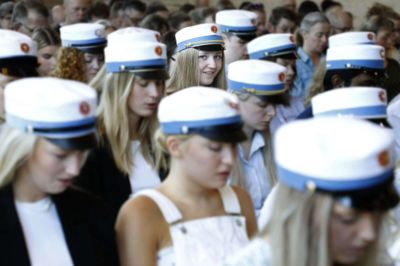 Til trods for flere dages festligheder var sangstemmerne hos de nyudklækkede studenter ikke rustne. Til torsdagens dimission blev der både sunget »I Danmark er jeg født« og »Kære Linedanser«. Foto: Henrik Ole Jensen