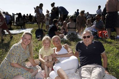 Camilla Nørgaard (t.v.) havde selskab af blandt andre sine forældre, Sus Nørgaard og John Christoffersen, og sin datter, syvårige Cecilia. Foto: Henrik Ole Jensen