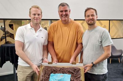 Hovedaktionær og administrerende direktør Martin Kjølhede fra NetIP er her i selskab med en »salgskage« og Jesper Bahlke (t.v.) og Martin Welna (t.h.) fra Adelis Equity. Foto: PR-foto