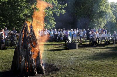 Omkring 110 personer var mødt op for at fejre sankthans i Drantum på en flot, varm torsdag aften. Foto: Henrik Ole Jensen