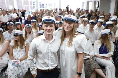 Magnus Damgaard og Emilie Kamp Schröter kan godt ærgre sig over de studieture, der ikke blev. Men studenterne vælger at fokusere på det positive. Ifølge Magnus Damgaard er forventningerne endda ikke blot indfriet, men også overgået, som han blandt andet sagde i sin tale. Foto: Henrik Ole jensen