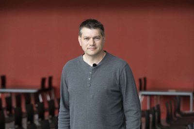 Michael Wiese fra Aulum har blandt andet lavet en underskriftsindsamling mod beslutningen om, at gymnasiet kun skal have 12 klasser. Nu har han dog indstillet kampen. Foto: Malene Tswai