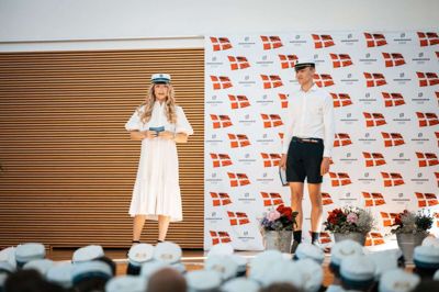 Nadia P. Jakobsen (3.A) og Jonas K. Nielsen (3.V) stod for årets elevtaler. De fortalte, hvordan de to gymnasier til stede, HHX og HTX, havde visse fordomme om hinanden, men i bund og grund passede godt sammen. Foto: Herningsholm Herning