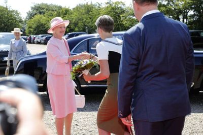 Borgmester Dorte West byder dronningen velkommen til Herning. Foto: Henrik Ole Jensen
