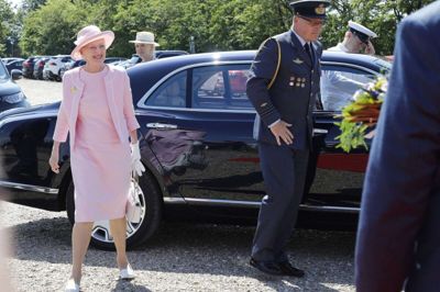 Dronning Margrethe kommer på besøg for at se udstillingen af prins Henriks skulpturer.