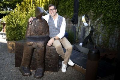 I anledning af fødselsdagen har Palle Mernild lavet en skulptur, der forestiller ham selv. En 60-årig herre, der er godt tilfreds med livet. Foto: Tom Laursen