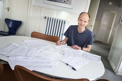 Emil Axelgaard står sammen med sin bror for at lave kampprogrammet, men de to brødre er også travle udenom den opgave. For eksempel skulle Jonas Axelgaard skynde sig mod København og kunne derfor ikke være med på billedet. Foto: Tom Laursen