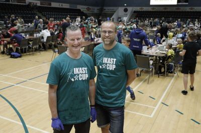 Jan Susgaard Caspersen (t.v) og Martin Juul Thomsen er blandt de mange frivillige ved Ikast Cup. D’herrers opgave er blandt andet at dele 10.000 stykker bestik ud. Foto: Henrik Ole Jensen