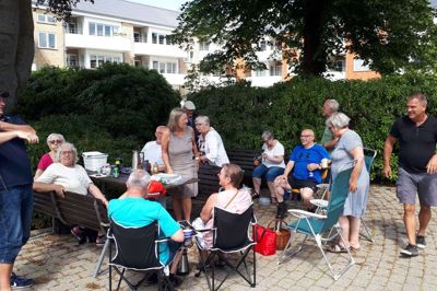 Der var masser af gensyn, smil og krammere, da »Fruehøjs unger« lørdag havde inviteret på en kop kaffe ved sandkassen. Foto: Henrik Øster-Jørgensen