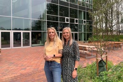 Camilla Ringgaard Kjær og Sabrina Karlsen har haft en god studietid og har blandt andet fået evnen til at være omstillingsparathed med videre ud i livet. Foto: Mikkel Korsgaard Christensen