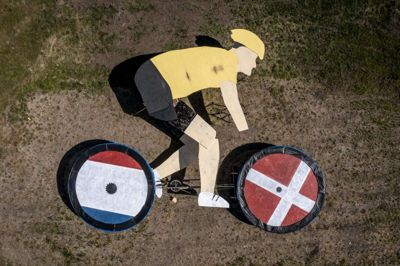 Der er lagt op til en folkefest, når de tre første etaper af Tour de France bliver kørt på dansk asfalt sidst på ugen. Fredag går det løs i København med enkeltstart, og søndag skal rytterne forbi denne hyldest ved Aabæk Efterskole ved Aabenraa. Det meste af den store cykel er i øvrigt lavet af genbrugsmaterialer. Foto: Ritzau Scanpix