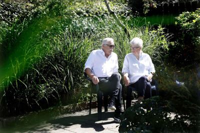 Fredag 1. juli kan Elmer og Hanne Gade fejre 60 års ægteskab. Parret har boet i samme hus i Lind siden 1965 og sidder her i solen i baghaven og planlægger dagens gøremål. Diamantbrudeparret fejrer dagen sammen med familien, som tæller to sønner, fire børnebørn og to oldebørn. Foto: Henrik Ole Jensen
