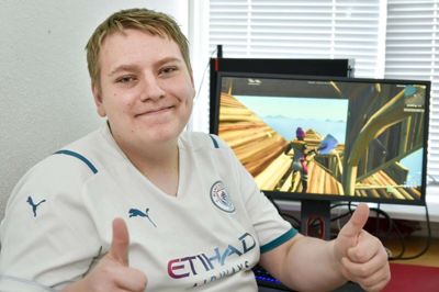 Jacob Hansen har det store smil fremme, efter han har skrevet kontrakt med Manchester Citys Fortnite-hold. Foto: Lars Rasborg