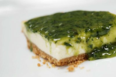 Mojito cheesecake - hvid chokolade cheesecake med Lemon Curd og mynte. Foto: Jakob Mydtskov