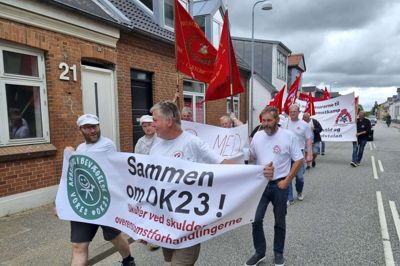 Der var afgang fra Skolegade, da murere fra fire danske afdeling af 3F var på gaden med bannere og faner for at bakke deres forhandlere op inden næste overenskomstforhandlinger. Foto: Palle Heering Nielsen