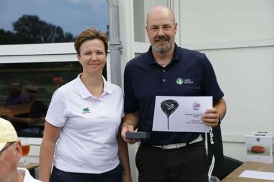 Dennis Lenbroch vandt onsdag turneringen 2022 EDGA JBS Danish Paragolf Open, der blev spillet på golfbanerne i Trehøje og Herning. Til venstre ses forretningsfører Maibrit Juhl fra Trehøje Golfklub. Foto: Henrik Ole Jensen
