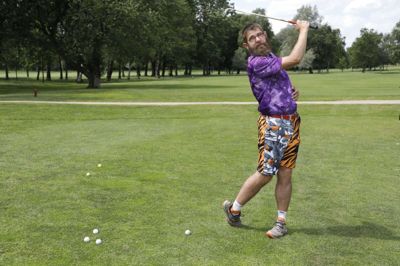 Simon Wada Klaris fra Studsgård underviser i Tollundgaard Golfklub ved Silkeborg, selv om han udelukkende bruger sin højre arm til at spille golf. Foto: Henrik Ole Jensen