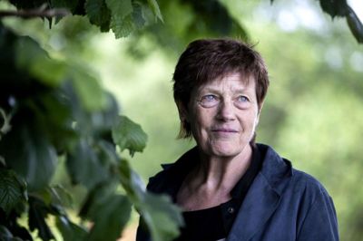68-årige Solveig Rosenkvist har gennem det seneste årti slået nogle koldbøtter i livet, det har givet hende det, hun selv med et smil kalder »vokseværk i min tredje alder.« Blandt de mange tanker, hun har handlet på, var en sikkerhed på, hvor hun hørte til efter en skilsmisse. Svaret på det er blandt andet blevet et køb af fremtidig gravsted. Foto: Tom Laursen