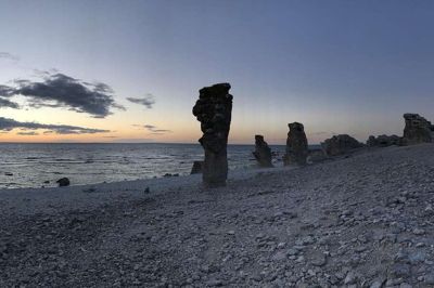 Raukerne på stranden bringer os ind i en eventyrlig og magisk verden. Vi er på Gotland 18.-22. september.