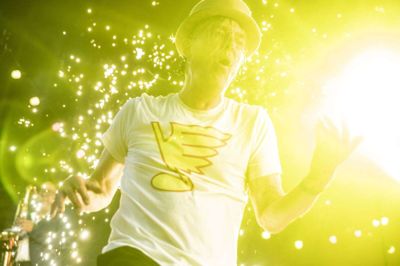 MUSIKFEST Det var en fuldstændig vidunderlig koncert med Gnags i Sdr. Anlæg 2. juli. Vejret var smukt og mildt, og i takt med at mørket langsomt faldt på, blev lysshowet fra scenen skarpere. Peter A.G. gav den fuld gas sammen med sine bandkammerater og publikum, som fyldte anlægget med masser af kærlighed, latter og god sommerstemning.