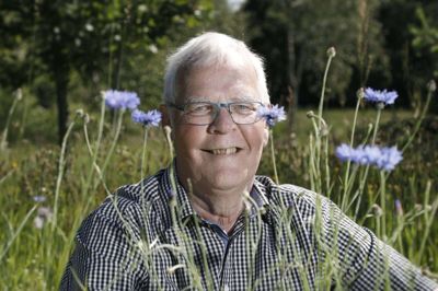 - Nu vi begynder at blive gamle, er det sjovt nok at have sådan en ting, siger 76-årige Jørgen Tværmose Andersen om den bog, han udgav i april: »Bland selv - Skriverier fra Solens have«. Solens have må være meget lig hans egen, der byder på vild natur, et rigt fugleliv og smukke blomster. Foto: Henrik Ole Jensen