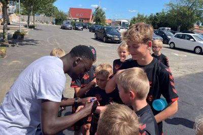 Der blev tid til en autograf fra FC Midtjylland-spilleren Pione Sisto, da FC Midtjylland spillede træningskamp i Vildbjerg. Foto: Privatfoto