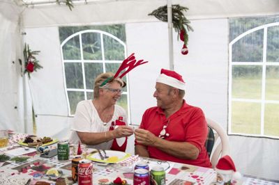 Susi og Wolfgang Wohlers var festligt klædt på, da de for første gang nogensinde deltog i en julefrokost i juli. Men de nød både hinandens og de øvrige campinggæsters selskab på pladsen i Arnborg. Foto: Malene Tswai