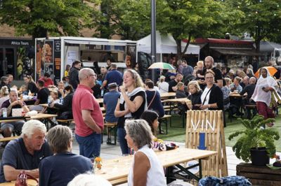 Sidste år blev herningenserne budt velkommen hjem efter sommerferien med streetfood-festival på Torvet. I år gennemføres arrangementet under VM i Ridesport i Herning fra 6. til 14. august. Foto: Jørn Deleuran