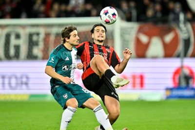 Aral Simsir (t.h.) og FCM-offensiven var i hopla under søndagens storsejr over bundproppen Vejle. I denne uge venter yderligere to kampe for Ulvene.