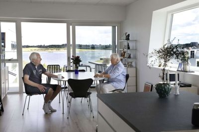 Det er svært for parret at udvælge ét favoritspot, men det er måske også forståeligt, for udsigten ud over Fuglsang Sø har man sådan set igennem det meste af lejligheden. Og netop udsigten kan de rigtig godt lide. Foto: Henrik Ole Jensen