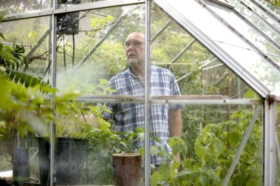 Kurt Johannesen kan hjemme i Sunds godt lide sin vild med vilje-have og sit drivhus, som han unægteligt kommer til at bruge mere tid i som nyslået pensionist. Generelt er han bare glad for naturen. Foto: Malene Tswai