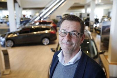 Poul Jørgensen, afdelingschef ved Bjarne Nielsen i Herning, mener, at folk skal slå til med det samme, hvis de ser et godt tilbud - for ventetiden på biler er høj i øjeblikket. Foto: Flemming Hansen