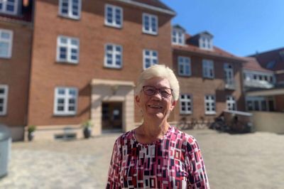 Else Marie Østergaard roser sin mor, Johanne Pedersens, tilgang til livet, hvor hun mener, at optimismen holder hende ung i sindet. Den optimisme mener Else Marie Østergaard, at personalet på Rolighedsparken er med til at opretholde og dyrke, selv om hun godt kan se, at de har travlt. Foto: Mikkel Korsgaard Christensen