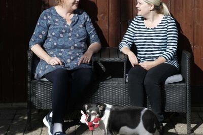 Curvii, en netbutik i Ikast med tøj til kvinder i store størrelser, har 10 ansatte. Tre af dem har vist sig at være i familie med hinanden, blandt andet Lene Jensen og Charlotte Holritz. Den tredje, Annette Højtoft og hendes mor Hanne Madsen, som er Lene Jensens grandkusine, mødtes de med til brunch for nylig. Foto: Henrik Ole Jensen