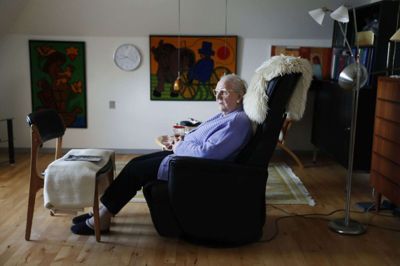 Ruth Pedersens lejlighed ligger på kvisten og er rummelig og lys. - Vi boede jo også to her, siger hun. Foto: Malene tswai