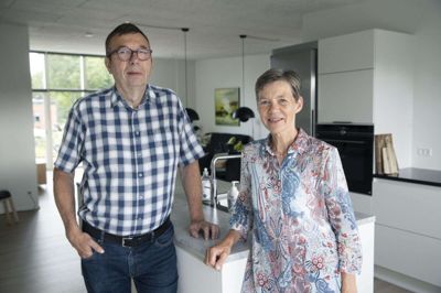 Hanne og Ove Rasmussen flyttede for et år siden fra et hus på Bellisvej til et nybygget rækkehus i Bøgeparken i Hammerum. Der er ikke tale om en egentlig seniorbolig, for der bor folk i alle aldre i den nye udstykning, men huset på 135 kvadratmeter passer perfekt til parrets tilværelse som nybagte folkepensionister. Foto: Malene Tswai