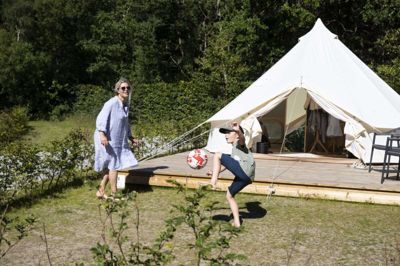 - Vi har taget rigeligt med brætspil og bolde med. Nu gider vi ikke mere skærm, fortalte Kathrine Krone Laurent, som sammen med sin otteårige søn, Arne, nød glampinglivet på Sunds Sø Camp. Foto: Malene Tswai