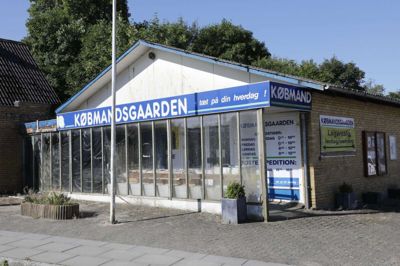 Den gamle købmandsgård forfalder mere og mere. Der var frem til 2008 købmand. Siden har der været et minimarked og netcafé. Folk i byen er trætte af den sorte plet, som de mener skal fjernes. foto: Henrik Ole Jensen