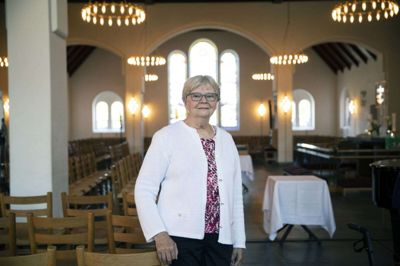 Betty From Jensen nyder fællesskabet til morgensang. Arrangementerne finder sted hen over sommeren om onsdagen. Betty From Jensen skal blandt andet - ud over morgensang - bruge sommeren med gode venner. Foto: Malene tswai