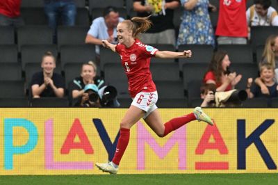 Karen Holmgaard ses her umiddelbart efter, at Pernille Harder har scoret 1-0-målet på en ripost i Danmarks EM kamp mod Finland. Foto: Ritzau Scanpix