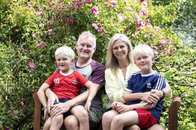 Familien Tangaa Jensen fra Søborg - Alfred på seks år, far Martin Tangaa Jensen, mor Lena Tangaa Jensen og Mads-Emil på otte år. Alle fire har glædet sig helt vildt til 3F-ferie på Laugesens Have. Foto: Tom Laursen