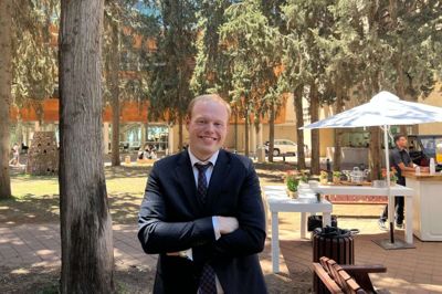 Studieopholdet ved den danske ambassade i Israel har budt på mange oplevelser. Her ses Mathias Würtz Kolster på en årlig konference på Reichmann University om israelsk sikkerhedspolitik og politik generelt med deltagelse af flere ministre og militærfolk. foto: Privatfoto