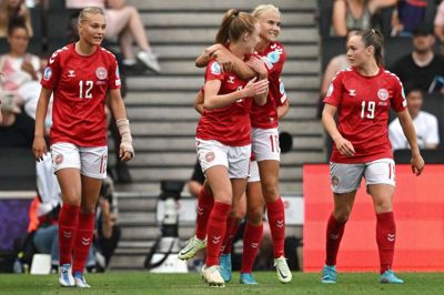 Karen Holmgaard er en af de spillere, der har fået værdifuld slutrundeerfaring i England. Her får hun et kram af Pernille Harder, efter at hun havde lagt op til den store danske stjernes afgørende mål mod Finland i slutrundens andet opgør. Foto: Justin Tallis/Ritzau Scanpix