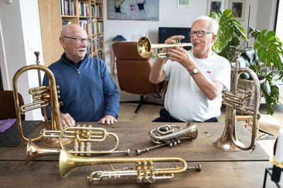 Jens Ole Steen og Flemming Nordenhof udgør to tredjedele af Hof Street Trio, som spiller i Hernings gader i morgen og lørdag. De har spillet sammen i mange år, og med alderen er der også sket visse forandringer. - I gamle dage på Tagskægget (tidligere jazz-spillested i Aarhus, red.) fik vi kun lidt penge for at spille, og vi havde selv en kasse øl med og cigarer, og der var jo simpelthen tobaksrøg over det hele dengang. Nogle gange også sjov tobak. Det er helt ufatteligt, man har overlevet, siger Flemming Nordenhof, og de ler begge to. Foto: Tom Laursen