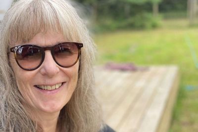 Karen Skyum, skoleleder på Aulum-Hodsager Skole, er en rigtig læsehest, som allerede har slugt tre-fire bøger i sommerferien. For tiden læser hun »Højsang fra Palermovej« af Annette Bjergfeldt. Foto: Privatfoto