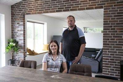 Martin Skytte Kristensen og Nina Liv Olesen har selv tegnet deres nye hus i Arnborg. Det store køkken-alrum er centrum i huset. Børnene har deres værelser i den ene ende af huset, forældrene i den anden ende ved husets indgang. Foto: Malene Tswai