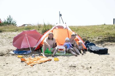 Carina og Bo Pradsgaard Merrild var sammen med børnene Storm og Lea taget til Arnborg Badesø, hvor de havde »slået lejr« med telt, mini-pool og tegneredskaber. Og så var der kun få meter ned til en dukkert i søen, hvor særligt Bo og Storm plaskede rundt. Foto: Malene Tswai